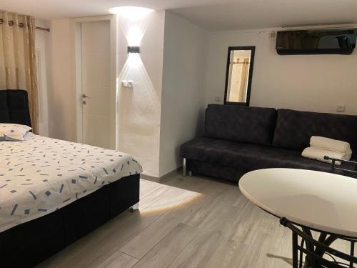 - une chambre avec un lit, un canapé et une table dans l'établissement אחוזת רוממה - Villa Romema, à Safed