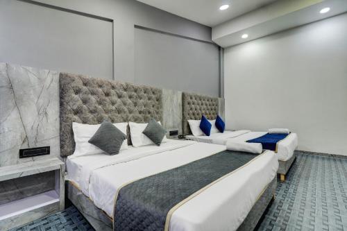 ムンバイにあるHOTEL BB HOUSEのホテルルーム内のベッド2台