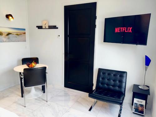 TV a/nebo společenská místnost v ubytování Bed & Breakfast Slaperduin