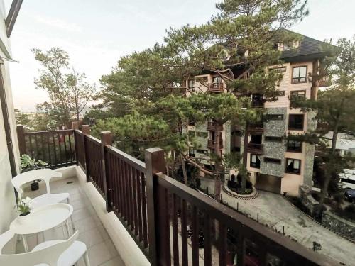 - Balcón con vistas a un edificio en Cozy Pine Suites, en Baguio
