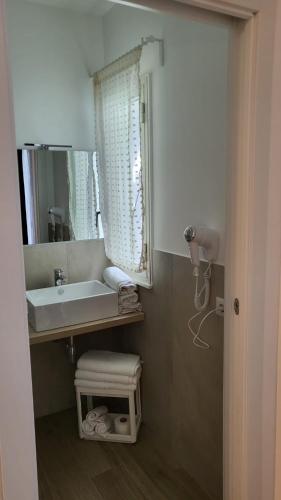 uma casa de banho com um lavatório e um espelho em Etna sicula em San Giovanni la Punta