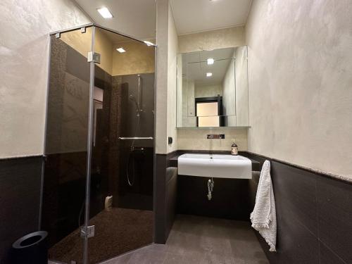 y baño con lavabo, ducha y espejo. en Modern apartment fully furnished, en Ereván