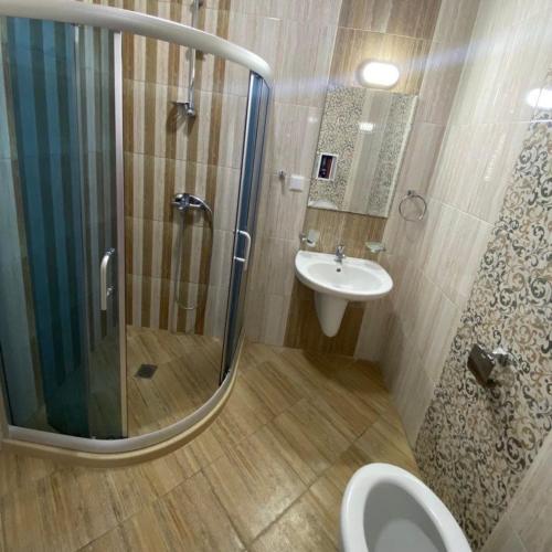a bathroom with a shower and a sink at Апартамент за гости ДЕНИЦА in Obzor