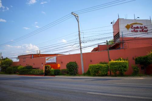 un bâtiment rouge sur le côté d'une rue dans l'établissement Auto Hotel Estrella del Sur, à Oaxaca