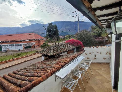 um pátio com uma mesa e cadeiras no telhado em casa Hotel la Tranquera em Villa de Leyva