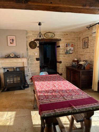 Zimmer mit einem Tisch und einer Ziegelwand in der Unterkunft Les Belles Fontaines in Bierry-les-Belles-Fontaines