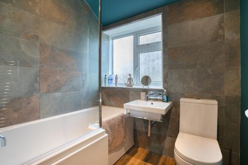 ein Badezimmer mit einem WC, einem Waschbecken und einer Badewanne in der Unterkunft Large-2 Bed House-Free Parking in Aberdeen