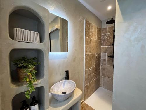 une salle de bain avec un lavabo et une douche dans l'établissement T3 cinéma - Centre historique, bord de Loire, à Tours