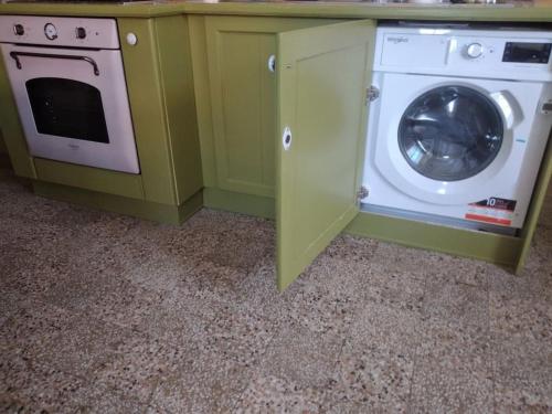 a kitchen with a washer and a washing machine at La Casa Rossa -Dimora di campagna in Montechiaro D'acqui