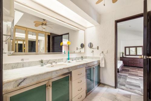 a bathroom with two sinks and a large mirror at Large House - walking to beach - 10 guests! in Cancún