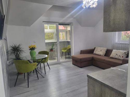 ein Wohnzimmer mit einem Sofa und einem Tisch in der Unterkunft Alina apartaments in Sibiu