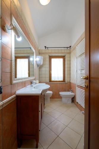 a bathroom with a sink and a toilet at Casa sulla via di Francesco in Gubbio