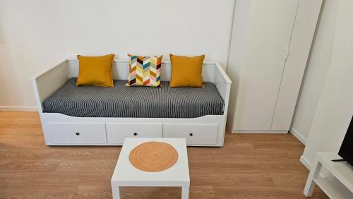 Una cama blanca con almohadas y una mesa en una habitación en Fantastic renovated studio in Paris, en París