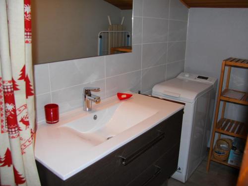 Ett badrum på Appartement La Clusaz, 3 pièces, 7 personnes - FR-1-459-26