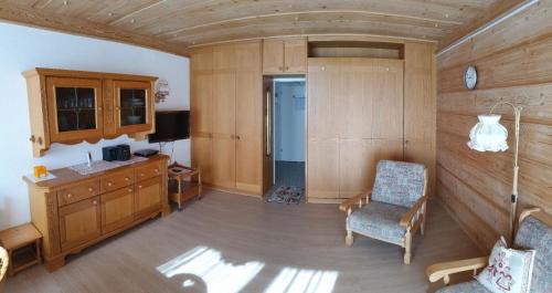 a living room with a desk and a chair at Kleine Wohnung in Tiefenbach mit Sauna und Schwimmbad in Oberstdorf