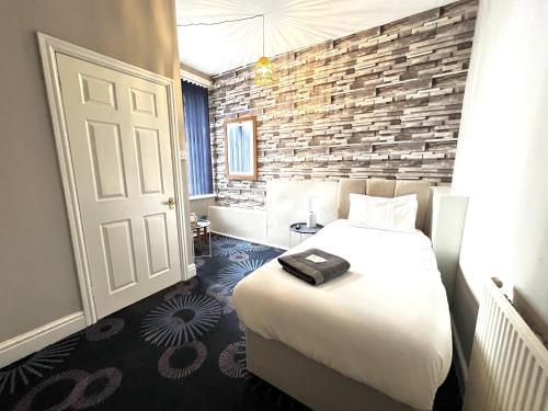 Кровать или кровати в номере Central Cove Guesthouse