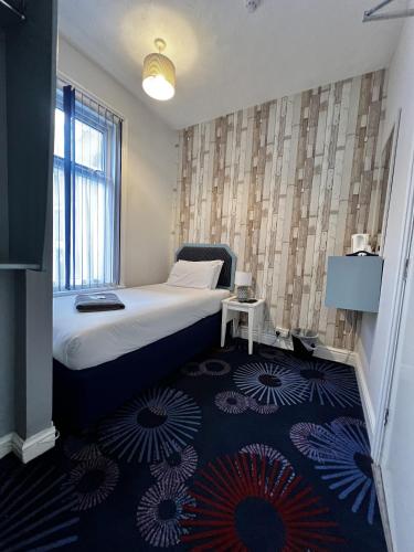 Кровать или кровати в номере Central Cove Guesthouse