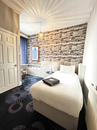 Кровать или кровати в номере Central Cove Guesthouse
