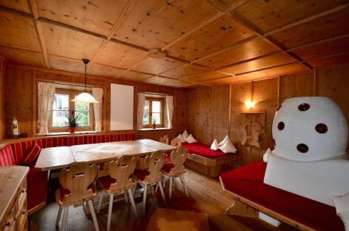 een kamer met een tafel en stoelen in een kamer bij Großzügiges Ferienhaus in Umhausen mit Garten, Grill und Terrasse in Umhausen