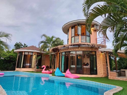 une maison avec une piscine en face de celle-ci dans l'établissement ฺBuena Vista Pool Villa Hua Hin (บ้านพักหัวหิน), à Hua Hin