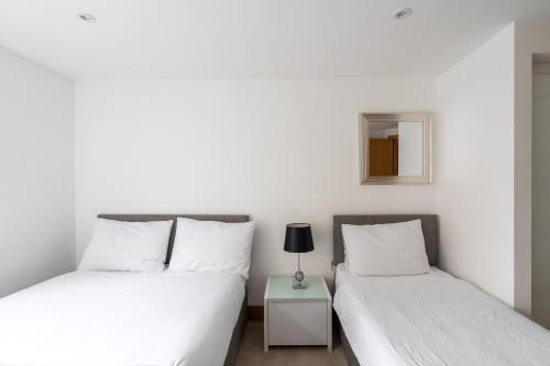 Duas camas sentadas uma ao lado da outra num quarto em Luxury 3Bed 2Bath-London Marylebone Station em Londres