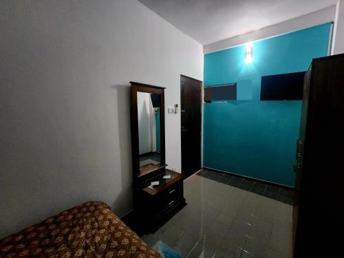 a room with a mirror and a bed in it at Andrews resident in Katunayake
