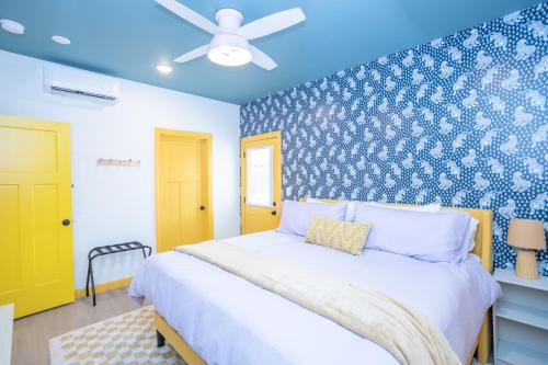 - une chambre dotée d'un lit avec un mur bleu dans l'établissement New! Luxury Home Wrec Area Near Ft Leonard Wood, à Waynesville