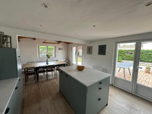 une cuisine et une salle à manger avec une table et une salle à manger dans l'établissement Maison proche de la mer, à Le Grand Vieil