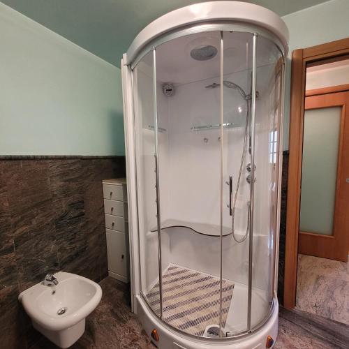 une douche dans une salle de bain avec toilettes et lavabo dans l'établissement Il Cortiletto Mountain Lake Iseo Hospitality, à Costa Volpino