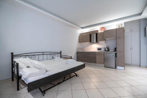 1 dormitorio con 1 cama y cocina en Kastella cozy flat for 2 persons my MPS en Piraeus