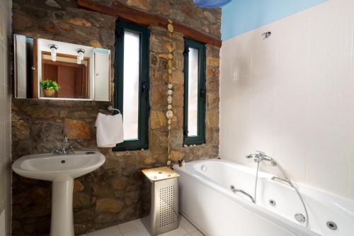 Bilik mandi di Amazing sea views at villa Elafonissi with private pool, near Elafonissi beach