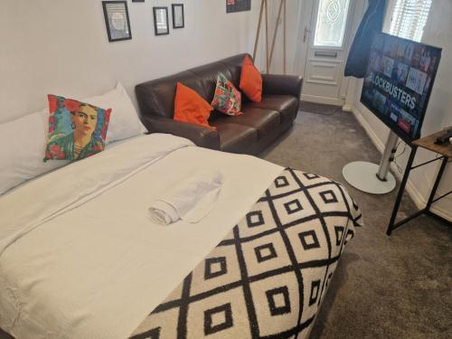 1 dormitorio con 1 cama y 1 sofá en West Beck House - Newcastle 1, en North Shields