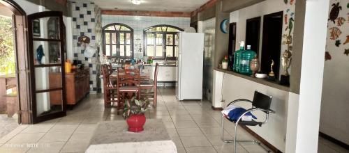 巴拉那瓜的住宿－Paraíso da ilha，厨房配有冰箱和桌椅