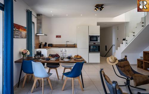 - une cuisine et une salle à manger avec une table et des chaises dans l'établissement VILLA ROCCA BRUNA, LE CAP CORSE 5 ETOILES, à Santa-Maria-di-Lota