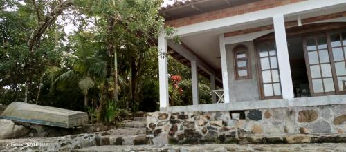 ein Haus mit einer Steintreppe davor in der Unterkunft Paraíso da ilha in Paranaguá