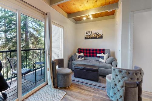 Una sala de estar con un sofá y un balcón. en Tahoe Heavenly Hideaway, en Stateline