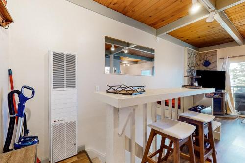 Una cocina o zona de cocina en Tahoe Heavenly Hideaway