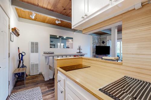 Una cocina con encimera de madera en una habitación. en Tahoe Heavenly Hideaway, en Stateline