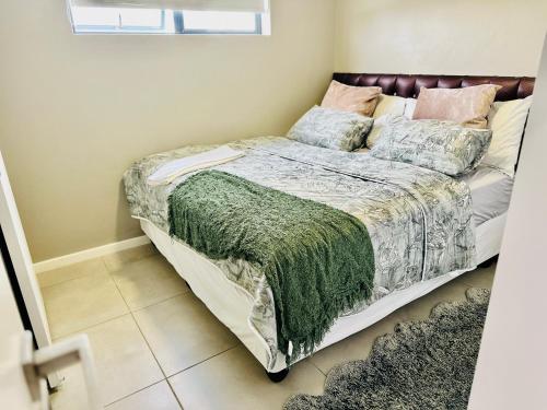 A bed or beds in a room at Beach Blouberg