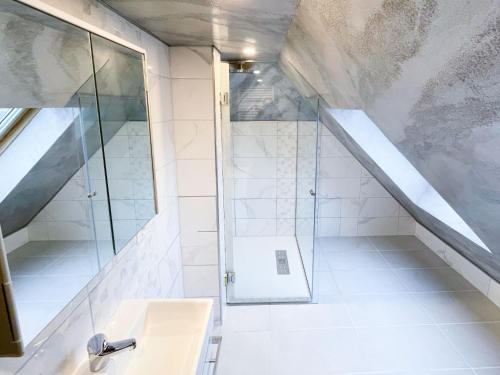 ein Bad mit einer Dusche und einem Waschbecken in der Unterkunft Da Vinci Appartement in Kapfenberg
