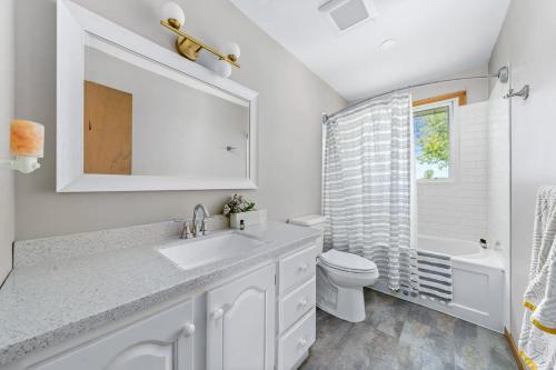 een witte badkamer met een wastafel en een toilet bij Field of Dreams in Picton