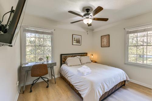 Giường trong phòng chung tại Inviting Columbus Home with Deck 7 Mi to Downtown!