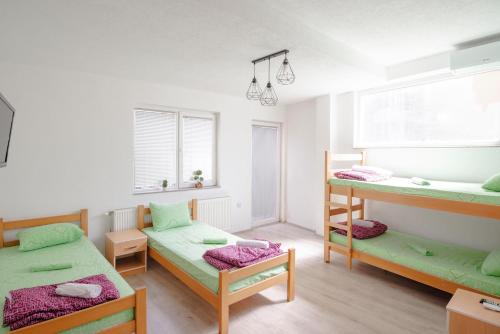 Habitación con 2 camas y 1 litera en Hotel Kiko, en Bitola