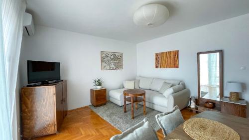 Vintage Apartment - Terrace & Sea View, 2 min from Old Town