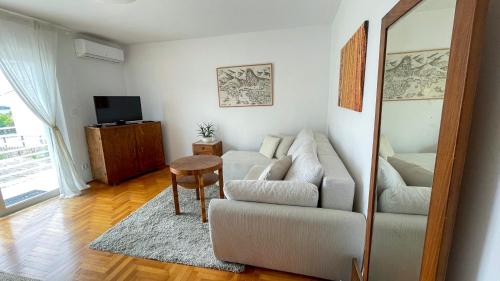 Vintage Apartment - Terrace & Sea View, 2 min from Old Town