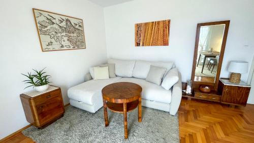 Vintage Apartment - Terrace & Sea View, 2 min from Old Town