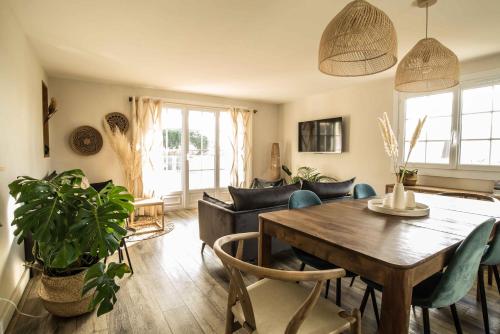 un salon avec une table et des chaises en bois dans l'établissement Villa de 90m² à 5 minutes de la mer, terrasse 50m², à Sainte-Maxime