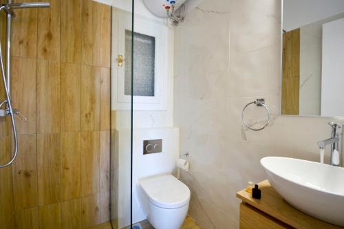 A bathroom at Two-bedroom Condo with Sea View in Glyfada