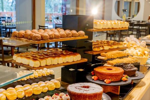 a bakery with many different types of cakes and pastries at Eldorado Atibaia Eco Resort in Atibaia