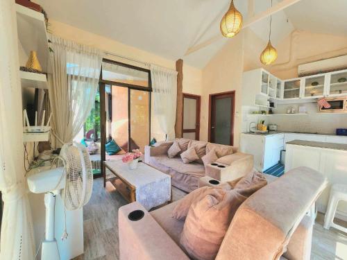 un salon avec un canapé et une table dans l'établissement ฺBuena Vista Pool Villa Hua Hin (บ้านพักหัวหิน), à Hua Hin